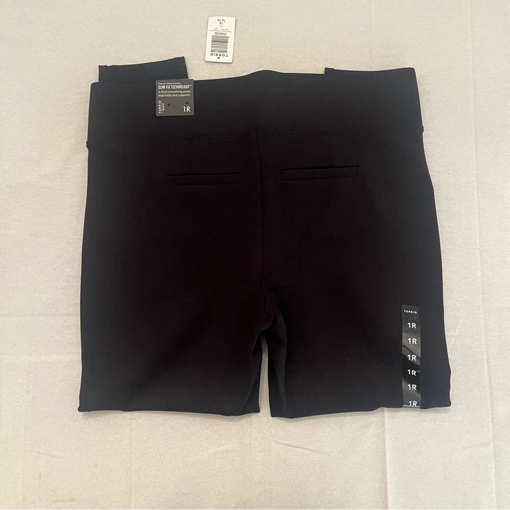 🆕 ✨ Torrid Women's Classic Black Pixie Pants ✨ 🆕 - Picture 2 of 9